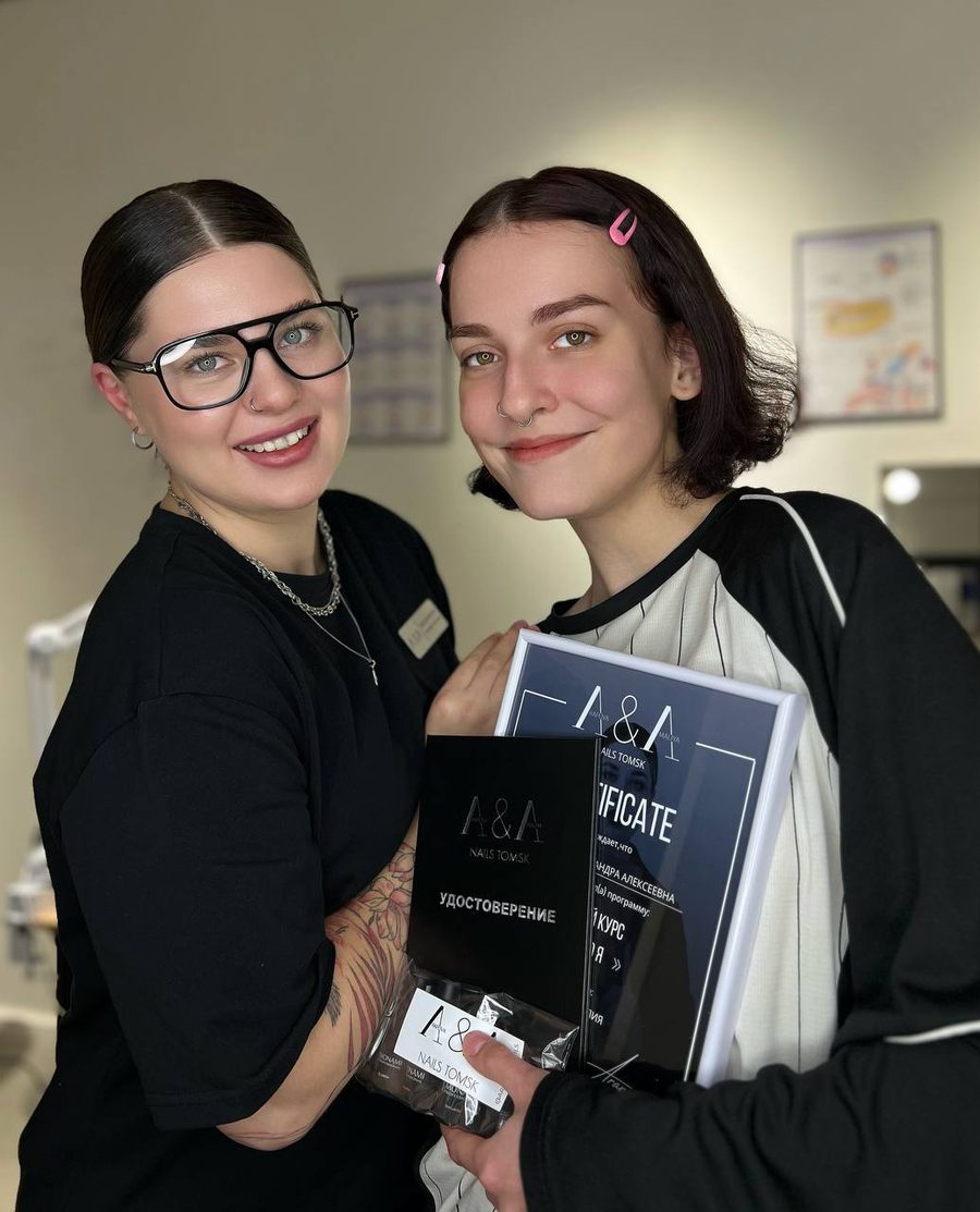 Амалия Арапова с выпускницей, у выпускницы удостоверение и сертификат